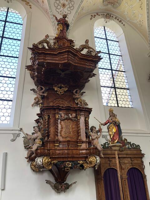 Die Kanzel - ein Blickfang des Gotteshauses - in ihrer wiedererstellten Pracht.