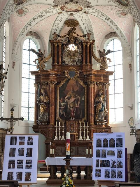 Blick auf den Hochaltar mit dem heiligen Martin.