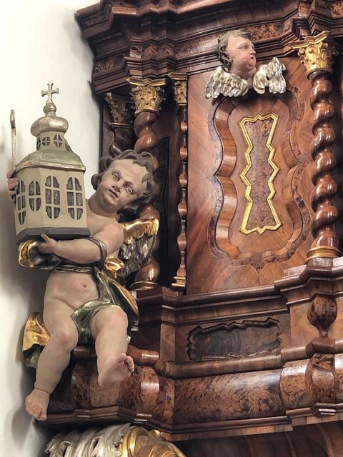 Putto - an der Kanzel.