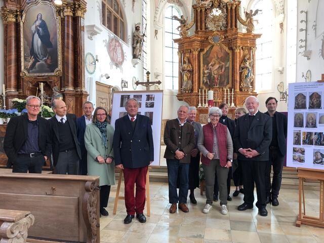 Gruppenfoto der Verantwortlichen - vorne rechts der Ortsgeistliche Pfarrer Hutt.