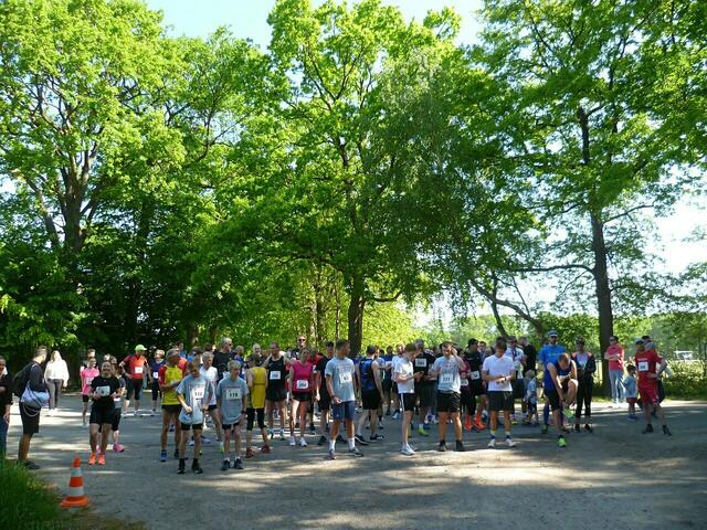 Startaufstellung für den Start über 5 Kilometer. Vor dem Sportgelände.