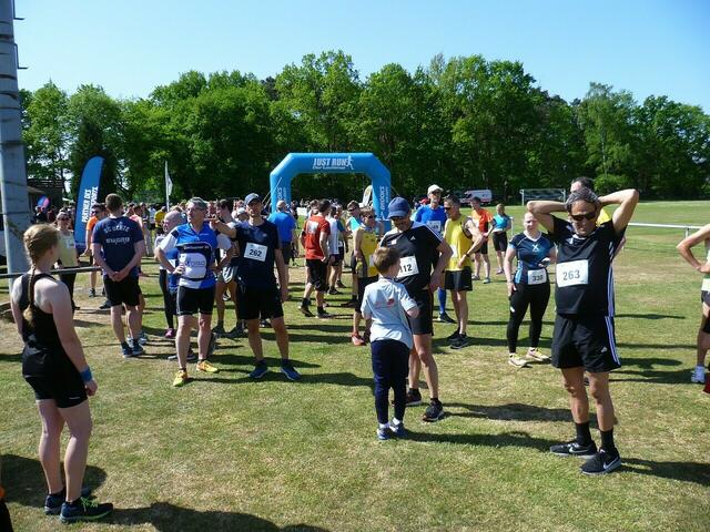 Die Athleten und Athletinnen „Zehn-Kilometer“ sortieren sich.