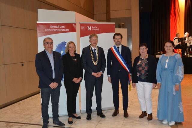 Gruppenbild der offiziellen französischen Delegation. v.l.n.r.: Fréderic Saint-Paul (Stadtrat), Annie Corne (Beigeordnete des Bürgermeisters), Richard Greiner (1 BGM Neusäß), Jean-Sebastien Laloy (1. BGM Cusset), Joelle Oliver (Stadträtin), Svitlana Saint.