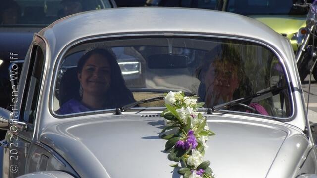 Rhododendronkönigin Jasmin wird mit dem VW-Käfer Oldtimer vorgefahren