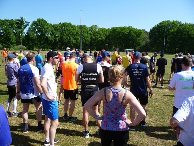 „Zwanglose“ Aufstellung  zum Start über zehn Kilometer.