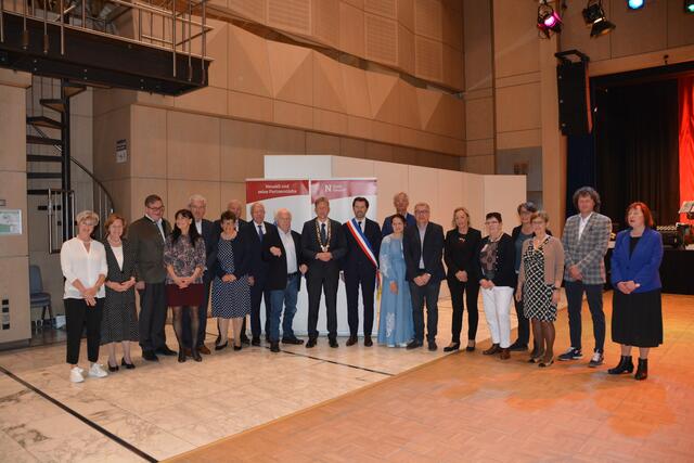 Gruppenbild der deutschen und französischen Stadträte und offiziellen Vertreter.