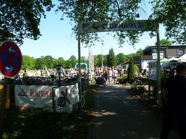 Zwischen Clubgaststätte und Sportgelände: Laufsportinteressierte beim 23. Isernhagener Volkslaufs.