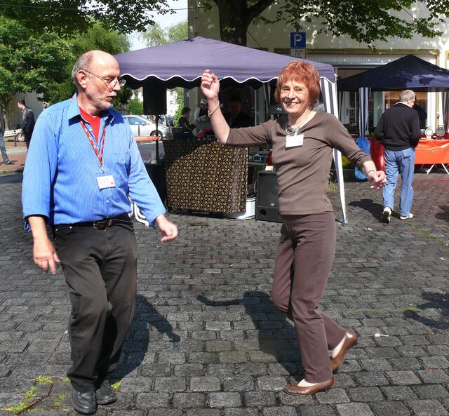 Wenn die Sonne hinter den Wolken hervor kam, herrschte Partystimmung. Rechts: Landtagsabgeordnete Sigrid Leunschner.