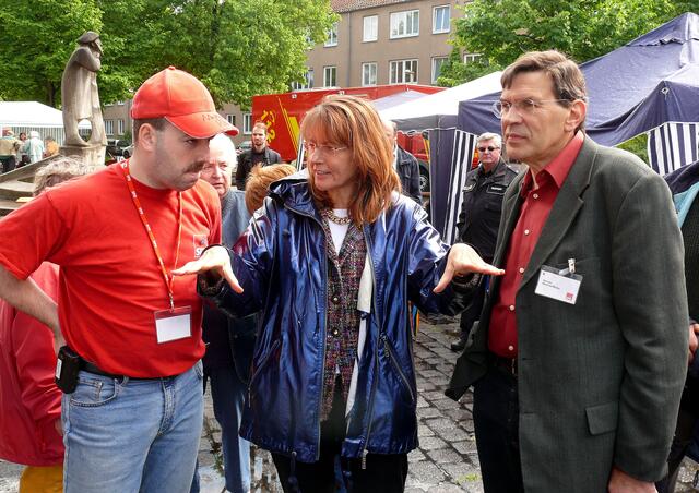 v.l.: Regionsabgeordneter Sascha Glade, Bundestagsabgeordnete Edelgard Bulmahn und Ratsherr Manfred Müller.