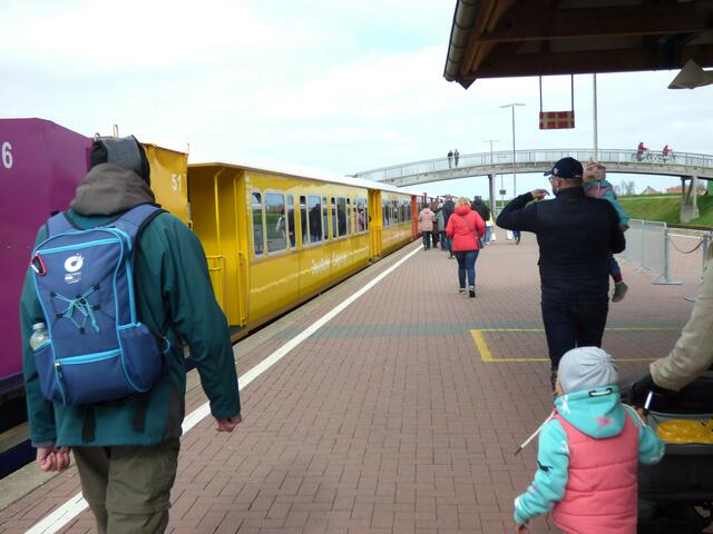 Eine Hin-und Rückfahrt mit Fähre und Eisenbahn für Erwachsene für 30 Euro , Kinder frei, ist günstiger und spannender als jeder Freizeitpark.