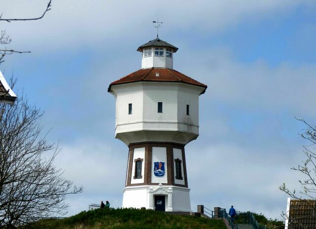 1909 erhält die Insel durch den Bau des Wasserturms eine geregelte Trinkwasserversorgung sowie eine Kanalisation, ab 1923 auch Elektrizität. 
Aus 33 Meter Höhe hat man einen guten Blick über die Nordsee.