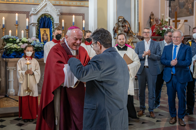 Weihe der Figur der hl. Corona in der Friedberger Stadtpfarrkirche St. Jakob - Bildhauermeister Wolfgang Auer mit Weihbischof Anton Losinger