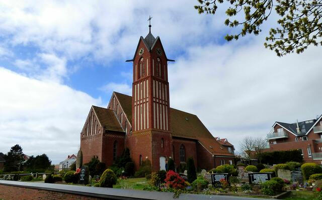 Die Inselkirche lädt ein. Uns Inselkark wurde 1890 auf einer unbebauten Dühne gebaut. Der Turm ist mit einer Höhe von ca. 24,50m weithin sichtbar.