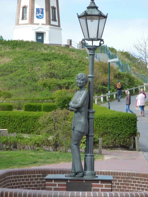Lale Andersen 1905-1972
Weltberühmt durch das Lied - Lili Marleen - von Hans Leip
Diese Gedenkskulptur wurde von Eva Recker geschaffen.