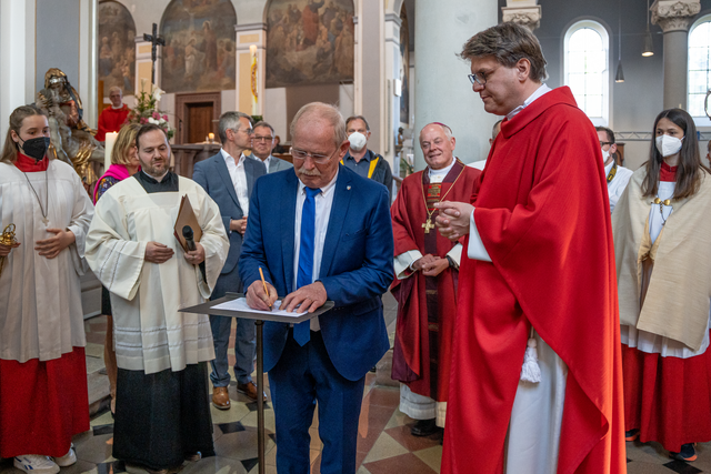 Weihe der Figur der hl. Corona in der Friedberger Stadtpfarrkirche St. Jakob - Stellvertr. Landrat Manfred Losinger trägt sich in die Weiheurkunde ein, welche der Heiligenfigur bei gegeben wird.