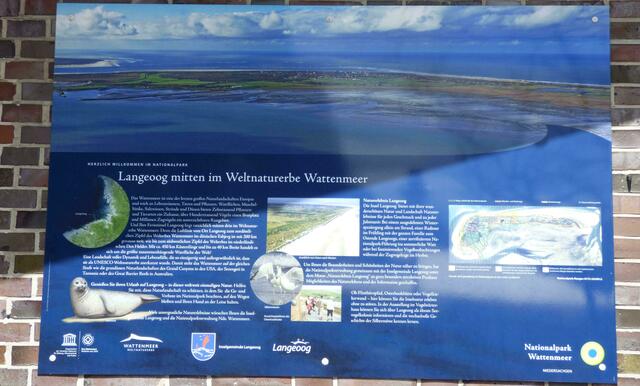 Info-Tafel am Rathaus über den Naturpark Wattenmeer