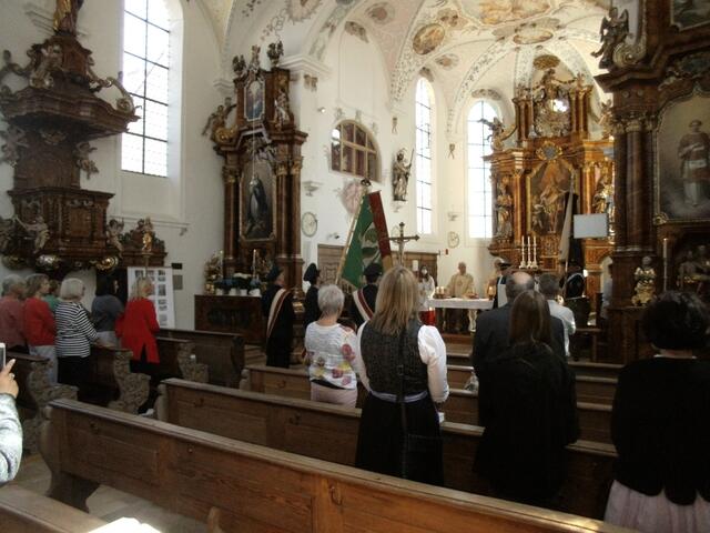 Zum Festgottesdienst waren die Ortsvereine mit ihren Fahnenabordnungen eingeladen