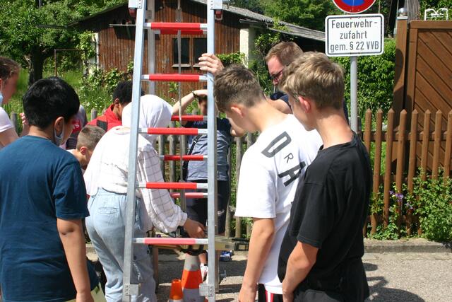Eine zukünftige Feuerwehrfrau? Den präzisen Umgang mit dem Rettungsspreizer beherrscht sie jedenfalls.