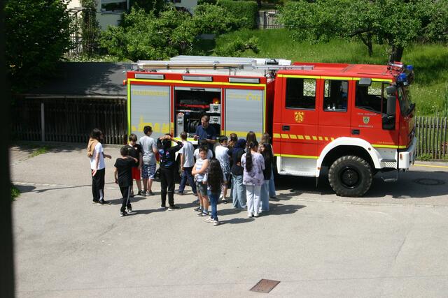 Gerätewart Ulrich Völk gibt Informationen zu Ausrüstung und Einsatzmöglichkeiten des LF8/6