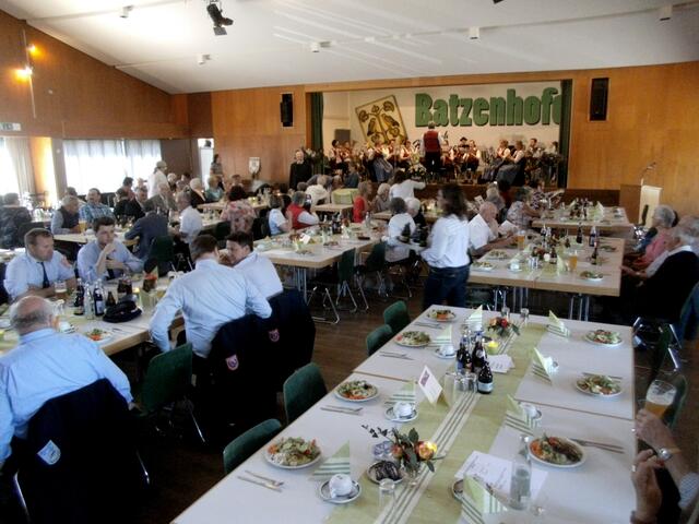 Die Feier in der Mehrzweckhalle wurde von der Blaskapelle Batzenhofen musikalisch umrahmt