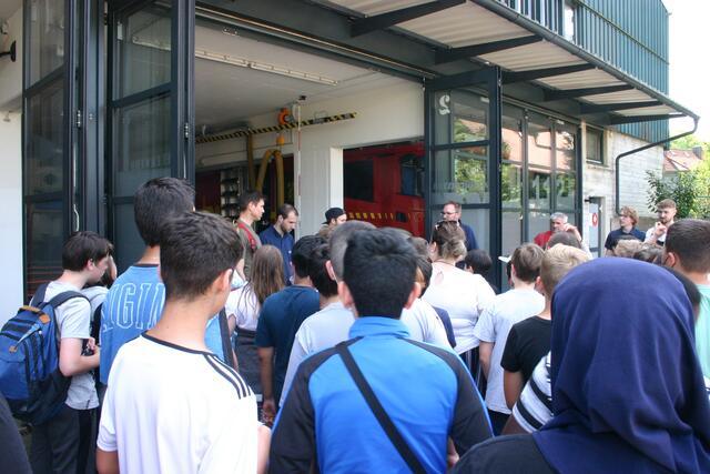 Vor dem Mittagessen durften die Schülerinnen und Schüler ihre Fragen zum Thema Feuerwehr  stellen, wovon sie reichlich Gebrauch machten.