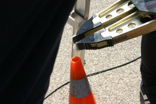 Es ist alles andere als einfach, den Tischtennisball anzuheben, ohne ihn zu zerquetschen.