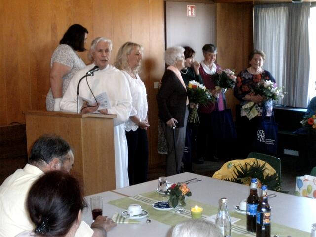 Jutta Wolf, Pater Dominikus Kirchmaier, 1. Vorsitzende Karin Zedelmeier und die Gründungsmitglieder Anna Gutmayr, Hildegard Kugelmann und Elisabeth Huber (alle drei mit Blumenstrauß)