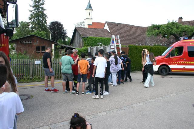 Der Rettungsspreizer ist dicht umlagert