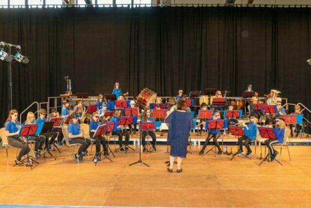 Das Vororchester unter der Leitung von Karolina Wörle eröffnete das Frühlingskonzert und freute sich über ein volles Haus.