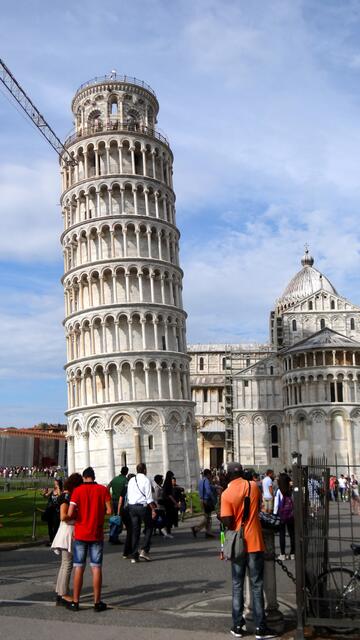 Schiefer Turm und Apsis des Doms