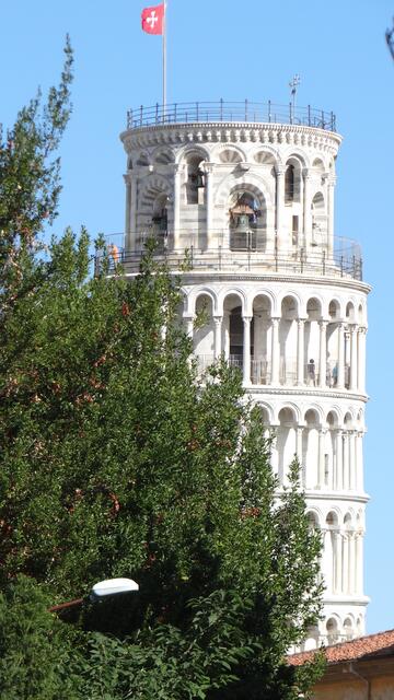 Schiefer Turm aus der Ferne