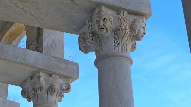 Säulen mit Kapitellen auf der obersten Etage des Schiefen Turms