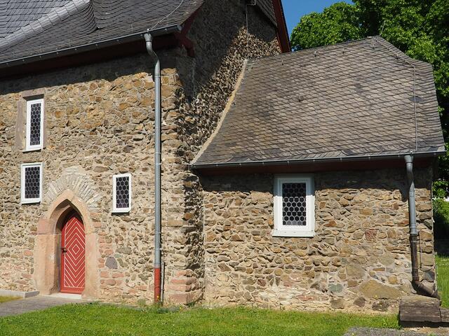 Kirche in Frankenbach: Haupteingang und Apsis. Foto: Wolfgang Döhler