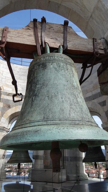 Glocken im Schiefen Turm