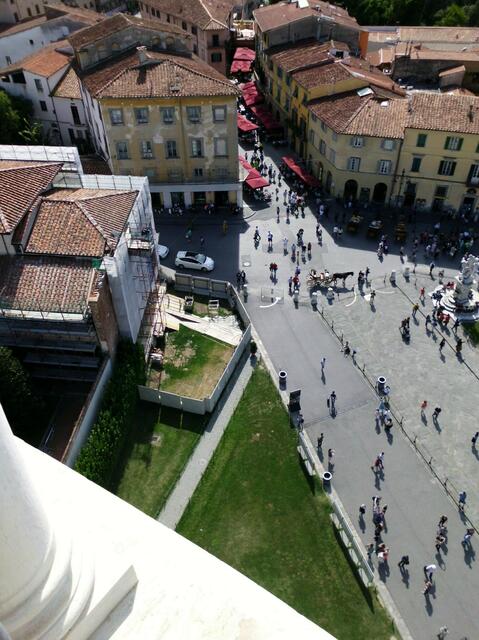 Blick auf den Vorplatz Richtung Stadt