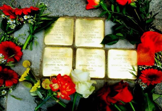 ...Gedenksteine für die Familien Simon und Grünenbaum.