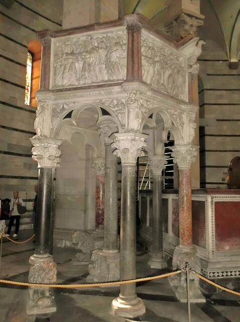 Sechseckige Kanzel im Baptisterium