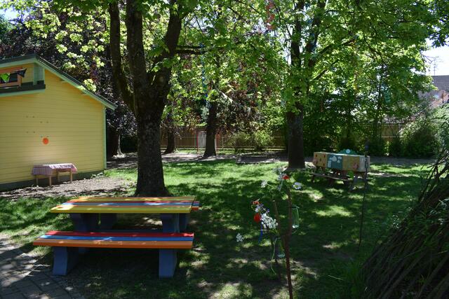 Spielstationen und gebastelte Gartendeko schmückten den Garten