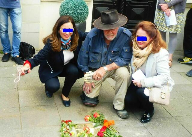 Gunter Demnig, Leona ter Voorde (rechts)...