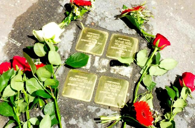 ... 4 Steine für die Familien Rose und Golab.