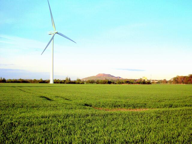 Blick von Norden nach Süden mit Windrad und dem Kalimandscharo von Sehnde. Baujahr des Windrades 2005.