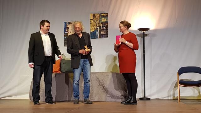 Regisseur Dieter Ungelehrt (Mitte) erhält ein Präsent der beiden Darsteller
