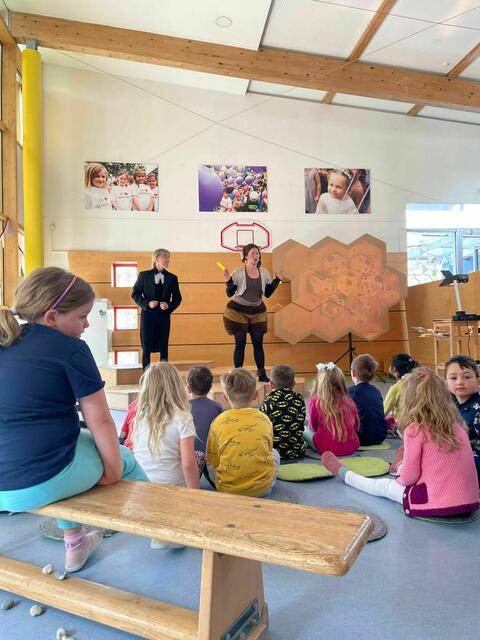 Die Kinder der Hedwigs-Kita verfolgen gespannt, was die Honigbiene Sabienchen erlebt. | Foto: Stadt Gersthofen