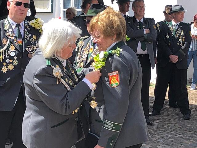 Stifterin Gudrun Mennecke verleiht Monika Müller einen Orden