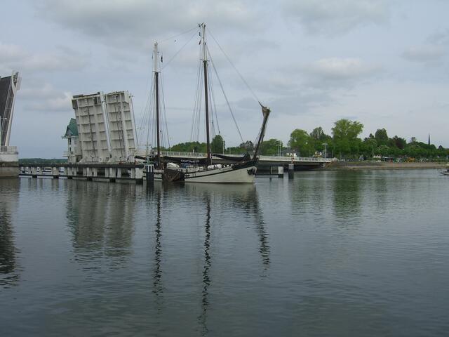 Auch Segelboote passieren die Brücke
