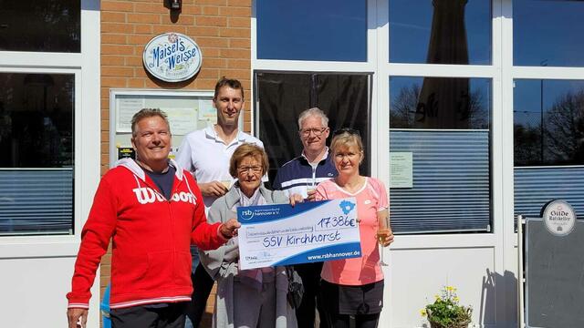 Vorstand der SSV Tennissparte mit Scheck Sportföderung des RSB Hannover