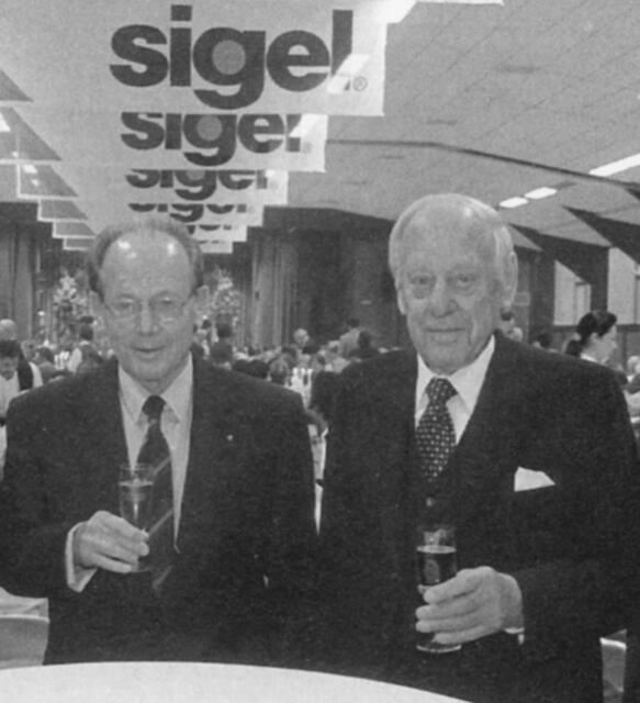 Die Brüder Arnold Sigel (l.) und Richard Sigel (r.) beim 50. Jubiläum des von Ihnen gegründeten Unternehmens.