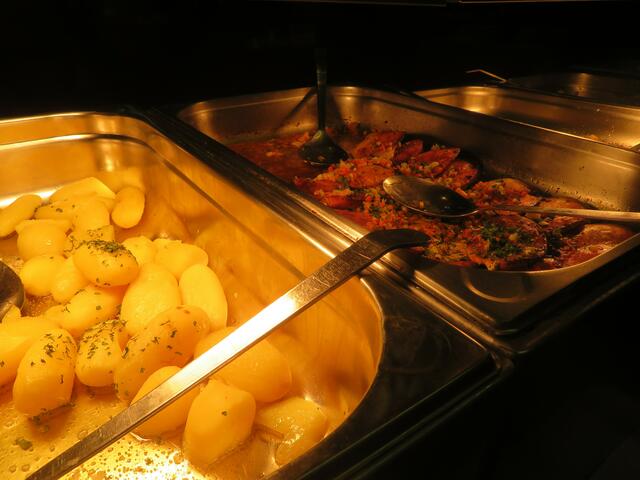 Kartoffeln und kleine Schnitzel
