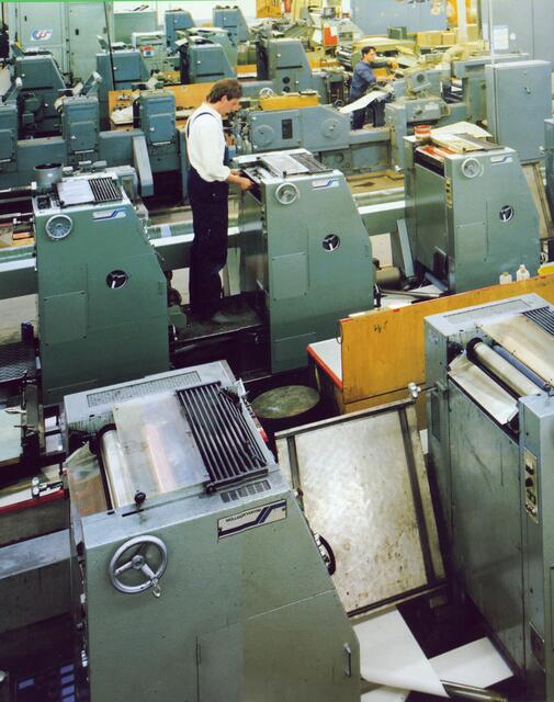 Markenqualität damals wie heute: Hier kontrolliert der Drucker die Einstellung der Farbzonen an der Druckmaschine.