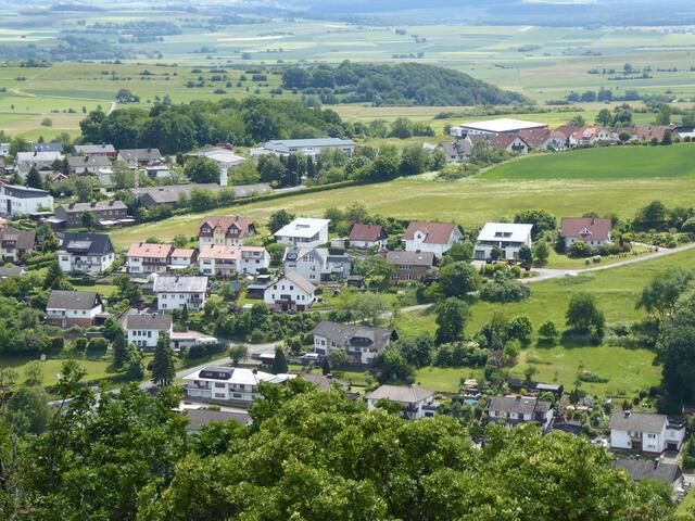 Richtung Süden zeigt sich von links unten bis rechts zur Bildmitte ein Teil des Festplatzwegs. Am oberen Ende des Bildausschnittes biegt nach links der Finkenweg ab.